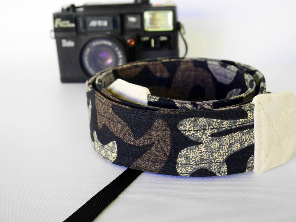 Black DSLR camera strap, long, Japanese print